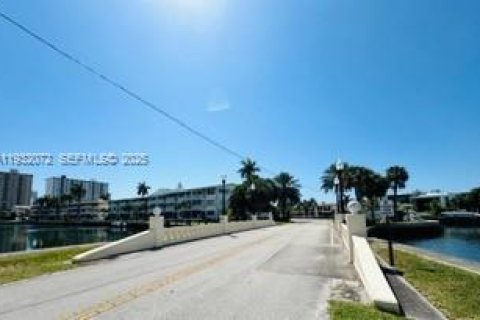 Condo in Hallandale Beach, Florida, 1 bedroom  № 1990585 - photo 23