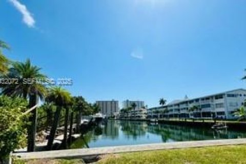 Condo in Hallandale Beach, Florida, 1 bedroom  № 1990585 - photo 15
