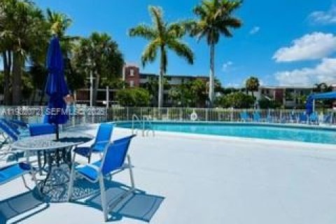 Condo in Hallandale Beach, Florida, 1 bedroom  № 1990585 - photo 19