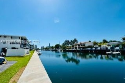 Condo in Hallandale Beach, Florida, 1 bedroom  № 1990585 - photo 21