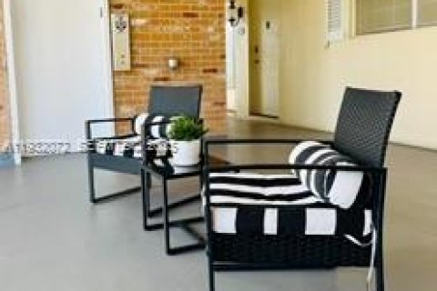 Condo in Hallandale Beach, Florida, 1 bedroom  № 1990585 - photo 10