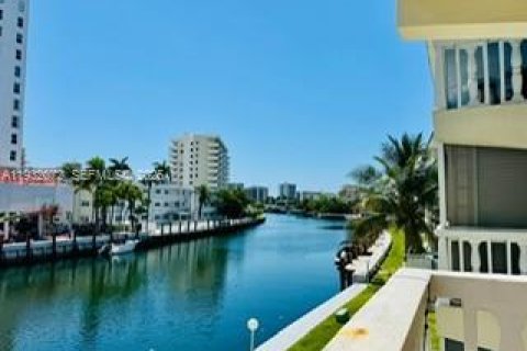 Condo in Hallandale Beach, Florida, 1 bedroom  № 1990585 - photo 22