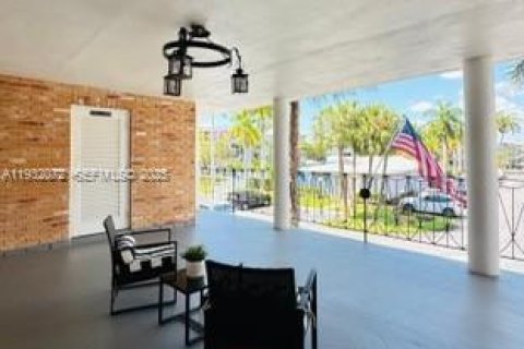Condo in Hallandale Beach, Florida, 1 bedroom  № 1990585 - photo 11
