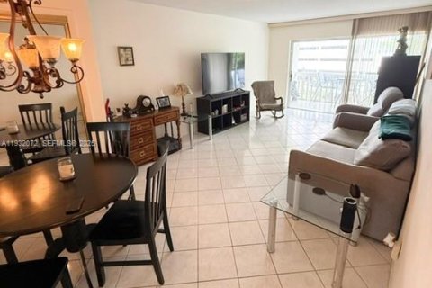 Condo in Hallandale Beach, Florida, 1 bedroom  № 1990585 - photo 5
