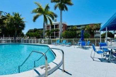 Condo in Hallandale Beach, Florida, 1 bedroom  № 1990585 - photo 18