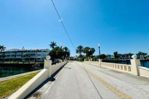 Condo in Hallandale Beach, Florida, 1 bedroom  № 1990585 - photo 24