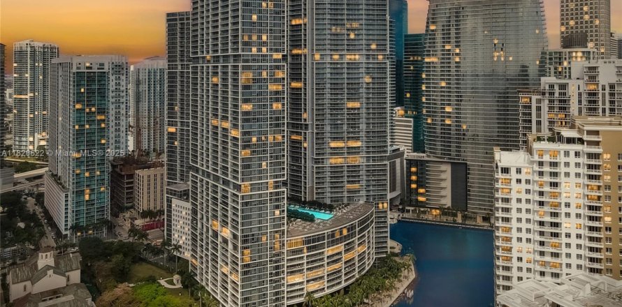 Condominio en Miami, Florida, 1 dormitorio  № 1798876
