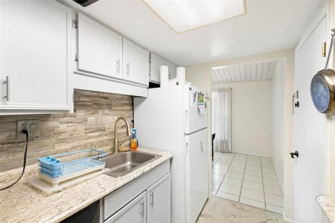 Condo in Altamonte Springs, Florida, 2 bedrooms № 2113695 - photo 11