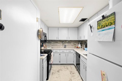 Condo in Altamonte Springs, Florida, 2 bedrooms № 2113695 - photo 14