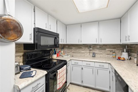 Condo in Altamonte Springs, Florida, 2 bedrooms № 2113695 - photo 12