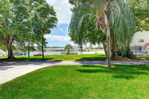 House in Tampa, Florida 4 bedrooms, 176.98 sq.m. № 1795798 - photo 12