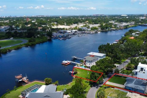 House in Tampa, Florida 4 bedrooms, 176.98 sq.m. № 1795798 - photo 1