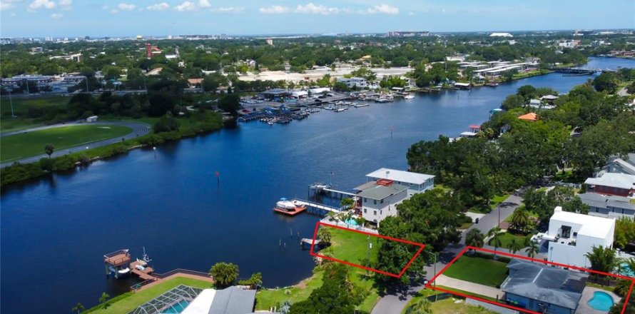 House in Tampa, Florida 4 bedrooms, 176.98 sq.m. № 1795798