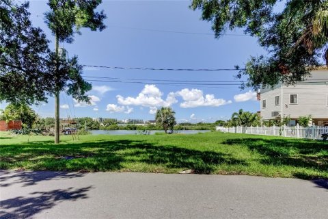 House in Tampa, Florida 4 bedrooms, 176.98 sq.m. № 1795798 - photo 24