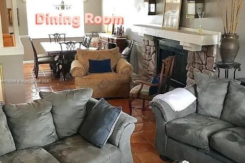 Купить виллу или дом в Хомстед, Флорида 4 спальни, 209.96м2, № 1696780 - фото 24