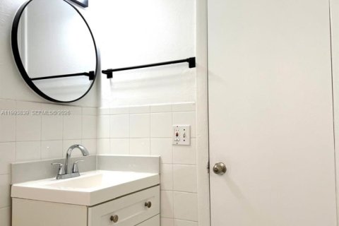 Снять в аренду квартиру в Форт-Лодердейл, Флорида 2 спальни, 90.12м2, № 2055664 - фото 4