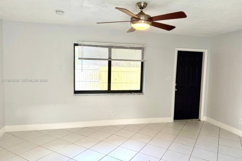 Снять в аренду квартиру в Форт-Лодердейл, Флорида 2 спальни, 90.12м2, № 2055664 - фото 2