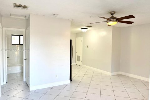 Снять в аренду квартиру в Форт-Лодердейл, Флорида 2 спальни, 90.12м2, № 2055664 - фото 1