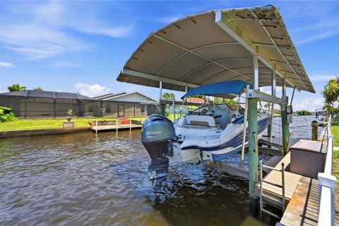 House in North Fort Myers, Florida 4 bedrooms, 171.96 sq.m. № 2157137 - photo 5
