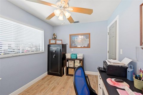 House in North Fort Myers, Florida 4 bedrooms, 171.96 sq.m. № 2157137 - photo 29