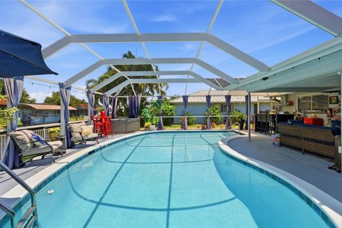 House in North Fort Myers, Florida 4 bedrooms, 171.96 sq.m. № 2157137 - photo 4
