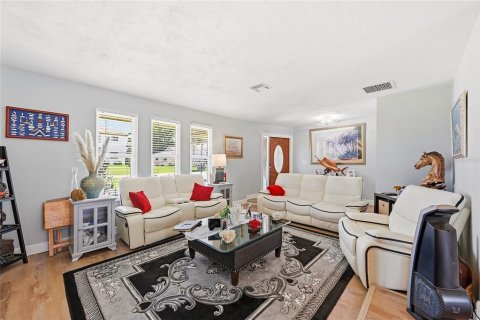 House in North Fort Myers, Florida 4 bedrooms, 171.96 sq.m. № 2157137 - photo 3