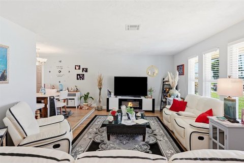 House in North Fort Myers, Florida 4 bedrooms, 171.96 sq.m. № 2157137 - photo 9