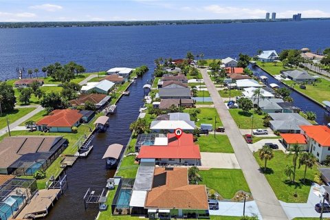 House in North Fort Myers, Florida 4 bedrooms, 171.96 sq.m. № 2157137 - photo 6