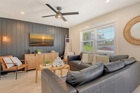 House in Holmes Beach, Florida 3 bedrooms, 125.42 sq.m. № 1736984 - photo 4