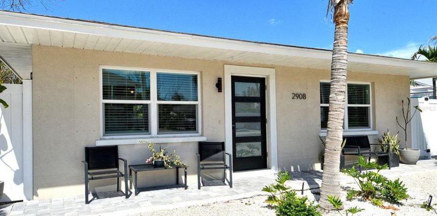 House in Holmes Beach, Florida 3 bedrooms, 125.42 sq.m. № 1736984