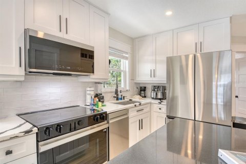 House in Holmes Beach, Florida 3 bedrooms, 125.42 sq.m. № 1736984 - photo 13