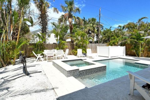 House in Holmes Beach, Florida 3 bedrooms, 125.42 sq.m. № 1736984 - photo 6