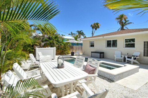 House in Holmes Beach, Florida 3 bedrooms, 125.42 sq.m. № 1736984 - photo 25