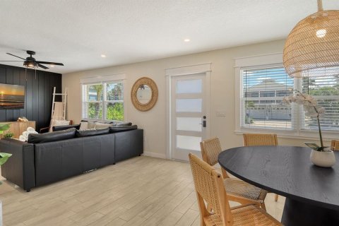 House in Holmes Beach, Florida 3 bedrooms, 125.42 sq.m. № 1736984 - photo 10