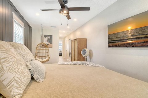 House in Holmes Beach, Florida 3 bedrooms, 125.42 sq.m. № 1736984 - photo 15