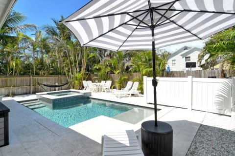 House in Holmes Beach, Florida 3 bedrooms, 125.42 sq.m. № 1736984 - photo 2