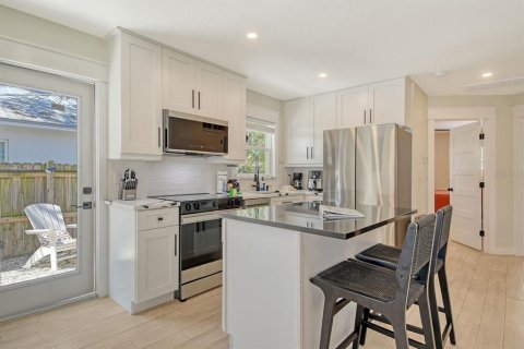 House in Holmes Beach, Florida 3 bedrooms, 125.42 sq.m. № 1736984 - photo 12