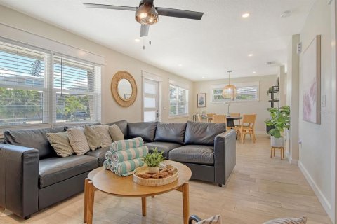 House in Holmes Beach, Florida 3 bedrooms, 125.42 sq.m. № 1736984 - photo 3