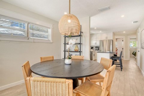 House in Holmes Beach, Florida 3 bedrooms, 125.42 sq.m. № 1736984 - photo 9