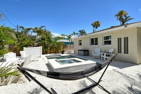 House in Holmes Beach, Florida 3 bedrooms, 125.42 sq.m. № 1736984 - photo 24