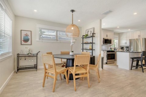 House in Holmes Beach, Florida 3 bedrooms, 125.42 sq.m. № 1736984 - photo 8