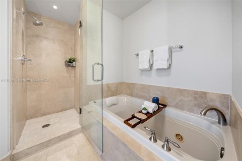 Condo in Miami Beach, Florida, 1 bedroom  № 2022950 - photo 19