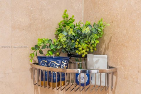 Condo in Miami Beach, Florida, 1 bedroom  № 2022950 - photo 23