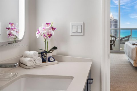 Condo in Miami Beach, Florida, 1 bedroom  № 2022950 - photo 18