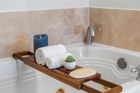 Condo in Miami Beach, Florida, 1 bedroom  № 2022950 - photo 20