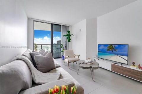 Condo in Miami, Florida, 1 bedroom  № 1766819 - photo 1
