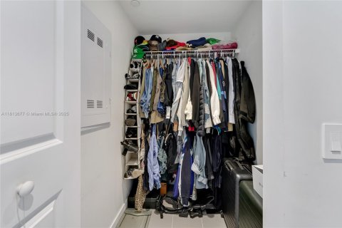 Condo in Miami, Florida, 1 bedroom  № 1766819 - photo 12