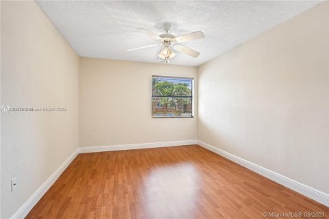 Condo in Miami, Florida, 2 bedrooms  № 1825456 - photo 11