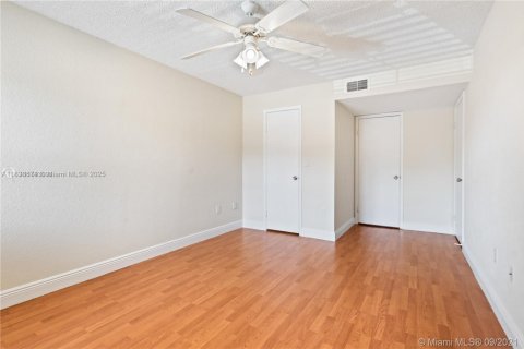 Condo in Miami, Florida, 2 bedrooms  № 1825456 - photo 9
