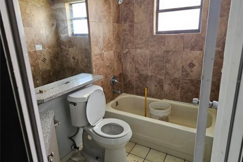 House in Kissimmee, Florida 3 bedrooms, 97.83 sq.m. № 2272928 - photo 19